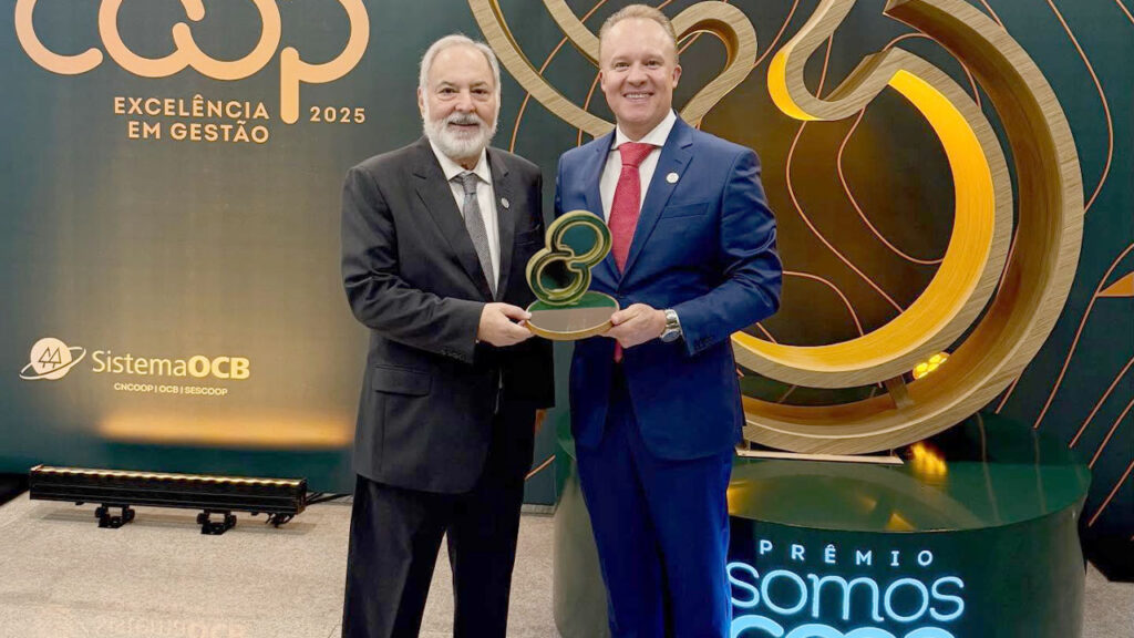 Dr. João Salvi, presidente, e Ildo Wilde, diretor executivo, recebem troféu em Brasília